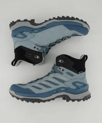 Scarpe da trekking blu e grigie in pelle scamosciata e materiale sintetico, con collo alto, suola robusta e occhielli in metallo per i lacci.