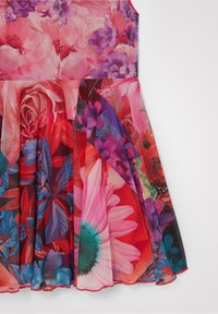 Sukienka w kwiatowy wzór z dużymi różowymi, czerwonymi i fioletowymi kwiatami oraz niebieskimi motylami na żywej, wielokolorowej tle.