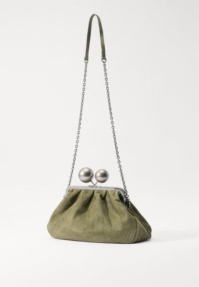Groene corduroy handtas met een verzameld lichaam, zilveren sluitingen en een kettingband. Bevat een glad metalen frame en twee bolvormige accenten.
