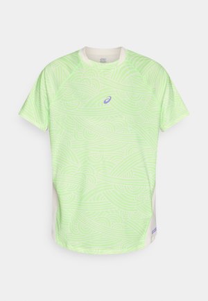 Φωτεινό πράσινο αθλητικό t-shirt με υφή κυματιστού μοτίβου, κοντά μανίκια και μικρό λογότυπο στο μπροστινό μέρος. Μαλακό, διαπνέον ύφασμα.