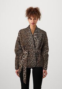 Kabát se zvířecím vzorem leoparda v odstínech hnědé a černé, s páskem na zavazování, širokými rukávy a měkkou, texturovanou tkaninou.