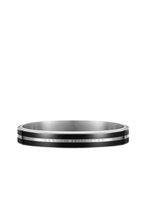Bague en métal argenté et noir avec un motif de double fine bande et "Daniel Wellington" gravé sur la surface extérieure.