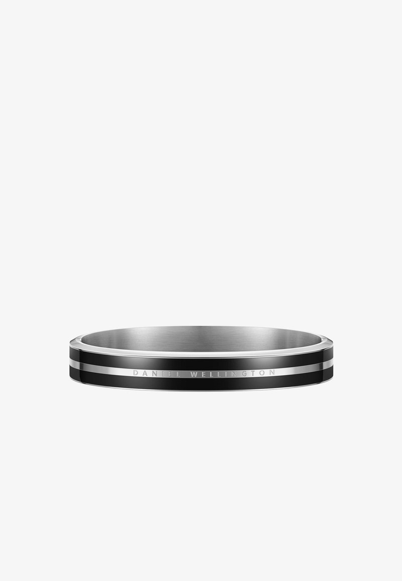 Bague en métal argenté et noir avec un motif de double fine bande et "Daniel Wellington" gravé sur la surface extérieure.