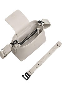 Lysegrå crossbody taske lavet af struktureret materiale med en klap, lynlåslomme indeni og justerbar rem med et sort hardware-accents.