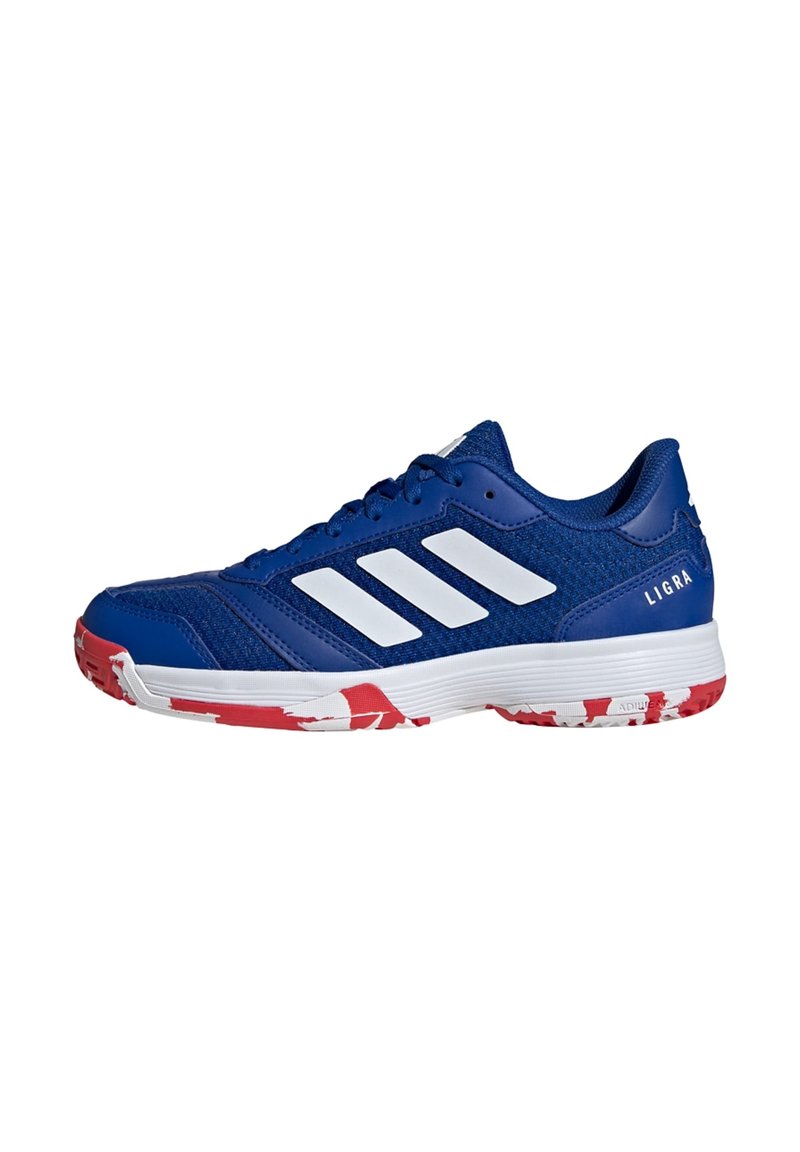 Chaussures de sport bleues avec un dessus en maille et synthétique, bandes blanches et une semelle en caoutchouc rayée rouge et blanche. Comprend un col rembourré et des lacets.