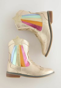 Botines metálicos dorados con un acento en forma de estrella, paneles a rayas coloridos en azul, verde, rosa, naranja y rojo, con un tacón de madera.