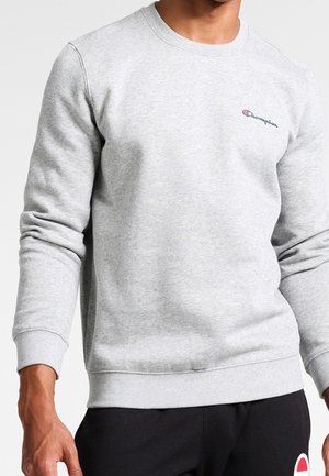 Grå bomuldssweatshirt med ribstrikkede ærmeafslutninger og kant, med en lille broderet logo på brystet og en klassisk rund halsudskæring.