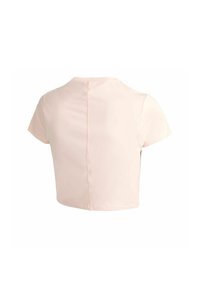 Korte mouwen, cropped top in zachtroze stof. Heeft een ronde halslijn en een rugnaaddetail. Soepele textuur, casual ontwerp.