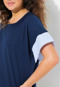 Ulla Popken STRIPED TRIM SHORT SLEEVE - Camiseta estampada - inky blue