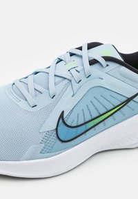 Nike Performance QUEST 5 - Road running shoes - light armory blue/black/green strike/star blue/white