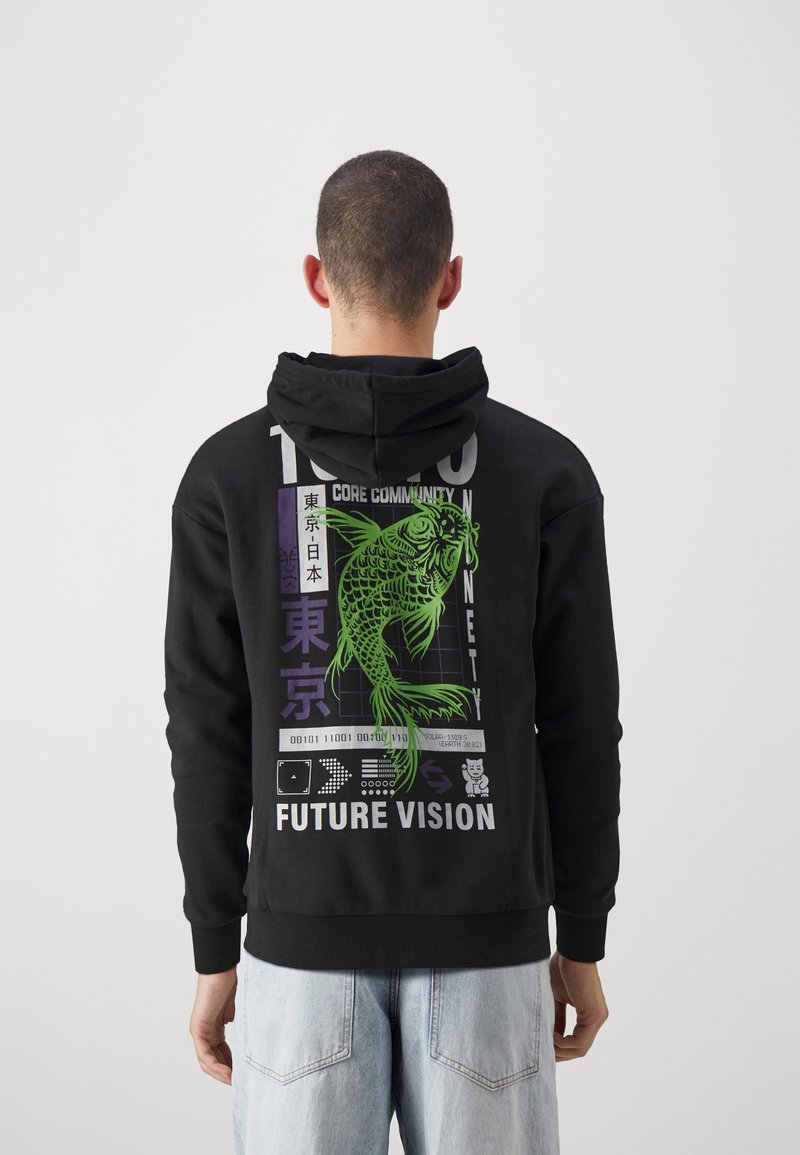 Černá mikina s kapucí s grafikou zobrazující zelenou kapra koi, text a digitální vzory na zádech. Měkká látka a volný střih.