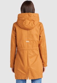 Pomarańczowa parka z długim rękawem, z taliowanym krojem, kapturem i logo z tyłu. Charakteryzuje się gładką fakturą i płaskimi szwami dla smukłego wyglądu.