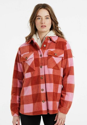 Rood en roze geruite flanellen shirt met twee borstzakken, knoopsluitingen en een zachte textuur, gelaagd over een lichtgekleurde hoodie.