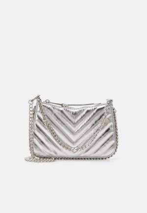Petit sac à main métallisé argenté avec motif matelassé en chevrons et bandoulière en chaîne argentée sur fond blanc.