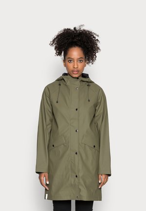 Veste de pluie imperméable vert olive avec capuche, doublure noire, fermeture à boutons à l'avant et deux poches latérales. Texture lisse, design décontracté.