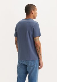 Levi's® GRAPHIC CREWNECK TEE - Marškinėliai su spaudiniu - vintage indigo