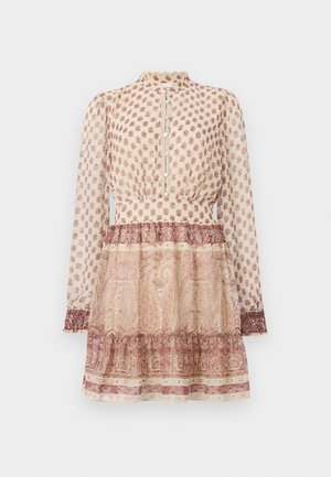 Langærmet beige kjole med brune blomster- og paisleymønstre, knaplukning foran, høj halsudskæring, tætsiddende talje og lagdelt skørt.