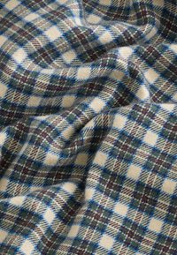 Kariertes Gewebe in Creme-, Blau- und Brauntönen. Weiche Textur mit ineinander verwobenen Mustern aus verschieden großen Quadraten und Rechtecken.