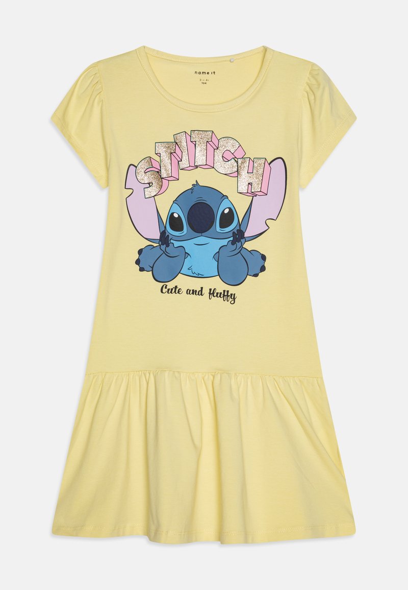 Rumena bombažna obleka s kratkimi pufastimi rokavi, volanastim robom, z grafiko modrega Stitča in rožnatim bleščečim besedilom "STITCH Cute and fluffy."