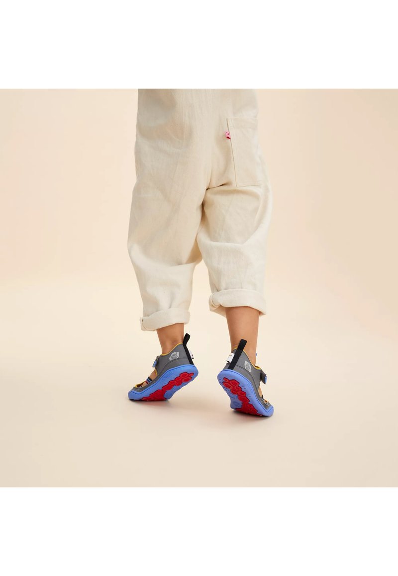 Affenzahn BREEZY - Sandalias - grau