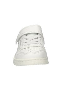 Sneaker bianco con superiore in pelle sintetica liscia, chiusura con lacci e cinturino in Velcro, punta perforata e suola in gomma testurizzata.