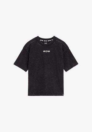 Fekete, rövid ujjú póló, mosott textúrával, kerek nyakkal és fehér "SALTY DOG" logóval elöl. Kontrasztos varrási részletekkel rendelkezik.