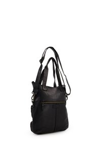 Schwarze Lederhandtasche mit doppelten Schulterriemen, einem Reißverschluss-Vordertasche, strukturiertem Oberflächen und einem quadratischen Design.