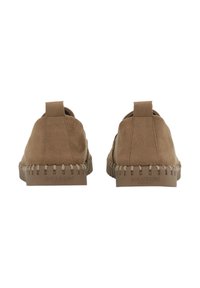 Zapatos marrones de ante sin cordones con una suela texturizada y un tirador en la parte trasera, que presentan costuras detalladas a lo largo del borde inferior.