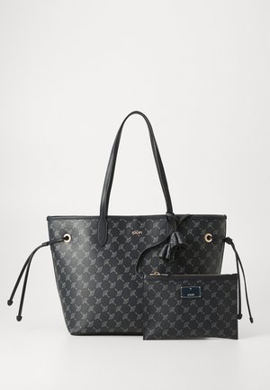 Fekete vászontáska mintás dizájnnal és hozzá illő kis tok, mindkettőn JOOP! logó található. A stílushoz díszes masnik tartoznak.