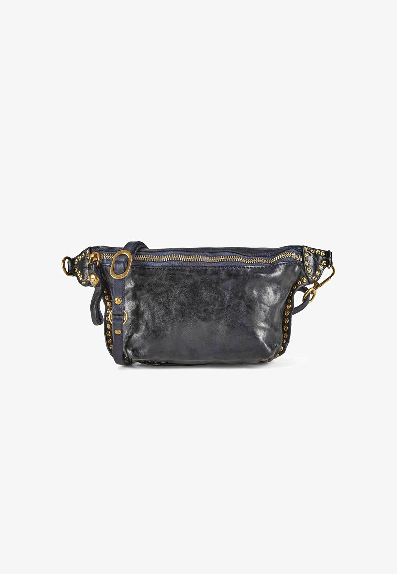 Sac banane en cuir noir avec des clous dorés, fermeture éclair, et sangle ajustable avec boucle et fermoir en or.