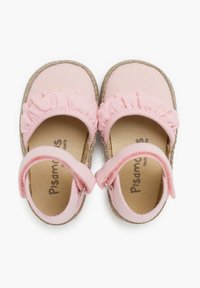 Růžové plátěné espadrilky s volány, zabezpečené nastavitelnými řemínky okolo kotníků, a s přírodními juty podložkami.