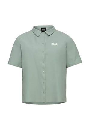 Hellgrünes Kurzarmhemd mit Knopfleiste, Kragen und weißem Jack Wolfskin-Logo auf der Brust, auf weißem Hintergrund dargestellt.