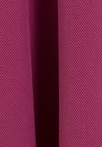 Tissu texturé d'une profonde couleur bourgogne avec un tissage fin, présentant un motif subtil et une finition lisse. Idéal pour l'ameublement ou les vêtements.