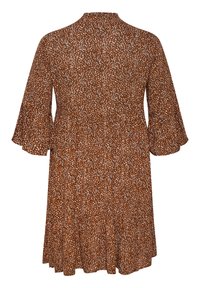 Braun gemustertes Kleid mit kurzen ausgestellt Ärmeln und geraffter Taille, das ein weiß-beige gesprenkeltes Design aufweist.