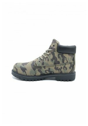 Bottines camouflage avec une semelle en caoutchouc robuste, dessus en synthétique, œillets en métal et col rembourré pour le confort. Principalement vert et marron.