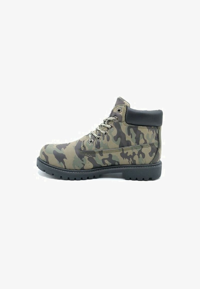 Bottines camouflage avec une semelle en caoutchouc robuste, dessus en synthétique, œillets en métal et col rembourré pour le confort. Principalement vert et marron.