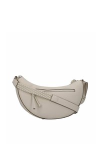 Bolso de hombro de cuero beige con un diseño curvado, detalle de asa trenzada, cierre de cremallera y bordes en contraste. Textura suave con un acabado moderno.