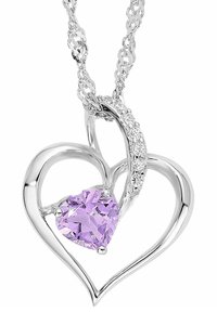 Ciondolo a forma di cuore in argento con anelli intrecciati; presenta una gemma centrale di un leggero colore viola e accenti di pietre chiare lungo una curva.