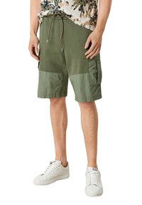 s.Oliver REGULAR MIT TASCHEN - Shorts - army green