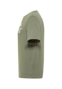 Vue de côté d'un t-shirt à manches courtes vert olive avec un texte blanc partiel imprimé visible sur la poitrine.