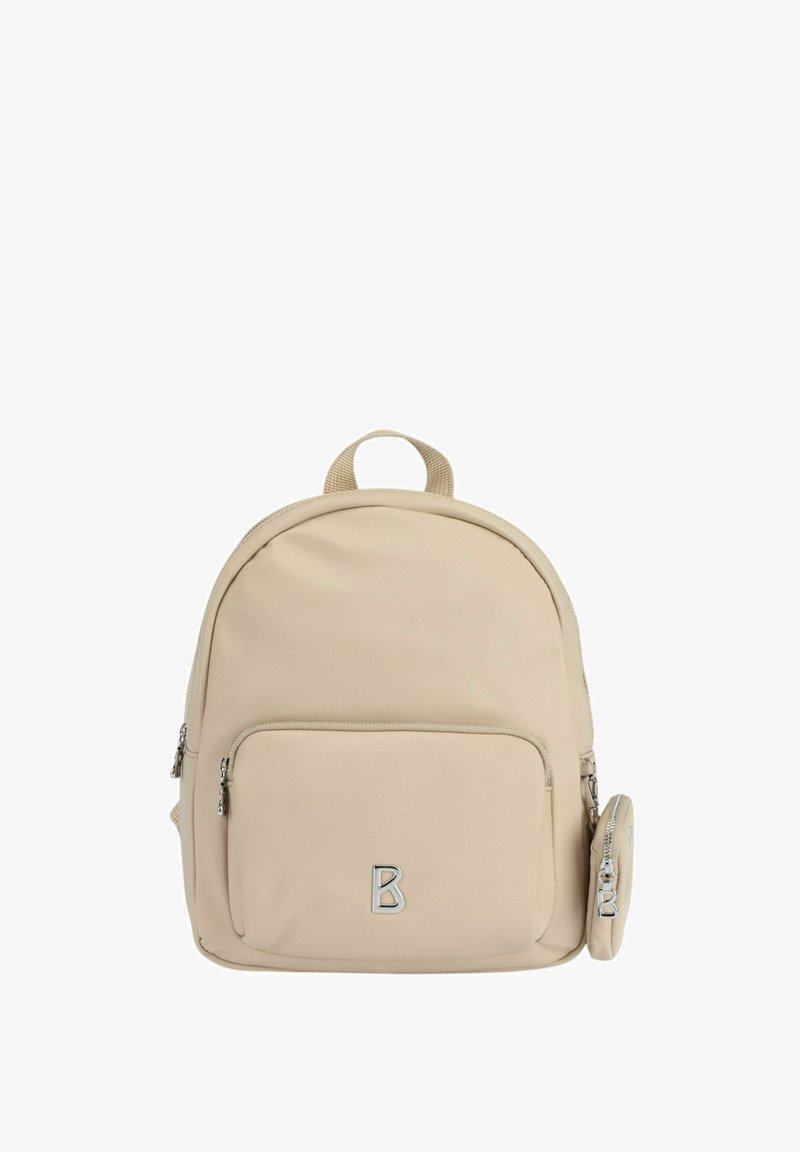 Beige látkový batoh s zaobleným tvarem, jednou přední kapsou na zip a odnímatelnou kapsičkou na mince s přízdobou ve stříbrné barvě.