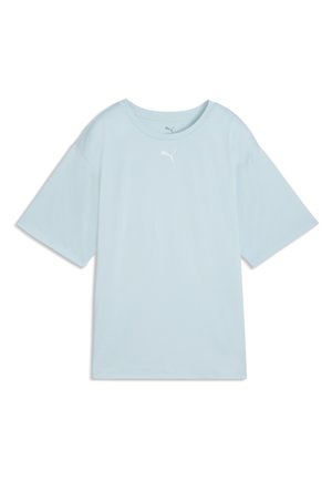 Lyseblå Puma T-shirt med korte ærmer, rund halsudskæring og hvidt Puma-logo centreret under kraven.