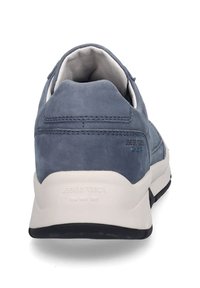 Pánské modré semišové tenisky s bílou a černou gumovou podešví, zaobleného tvaru, s polstrovaným límcem a minimalistickým designem.