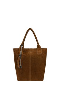 Borsa a tote in suede marrone con due manici robusti, cucitura verticale e un nastro decorativo attaccato a una catena d'argento. Texture liscia.