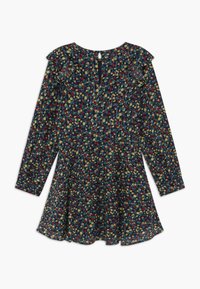 Kwiatowa sukienka z długim rękawem o ciemnonawiwym tle, z falbankowym kołnierzykiem, zapięciem kluczykowym na guziki z tyłu oraz wielokolorowymi wzorami kwiatowymi.