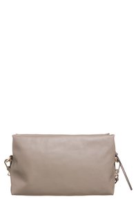 Cartera de mano de cuero gris claro con forma rectangular, cierre de cremallera y correa desmontable con herrajes metálicos.