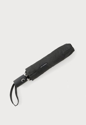 Parapluie pliant noir compact avec bracelet et logo "KARL LAGERFELD" sur la housse et la poignée.