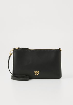 Zwarte leren clutch met een gouden rits en logo. Bevat een afneembare strap en een gladde textuur. Rechthoekige vorm met een minimalistisch ontwerp.
