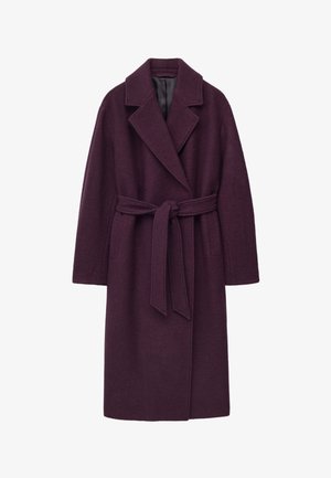 Langer, pflaumenfarbener Mantel aus strukturiertem Stoff, mit einem Schalkragen, weiten Ärmeln und einem passenden Stoffgürtel zum Schließen.