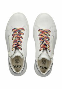Sneakers bianchi in pelle con lacci intrecciati multicolori, caviglia imbottita e suola grigia. Zip laterale e etichetta "High Soft" all'interno.